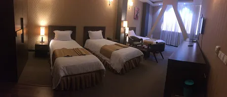 اتاق هتل هاله با دو تخت یک‌نفره و پنجره بزرگ