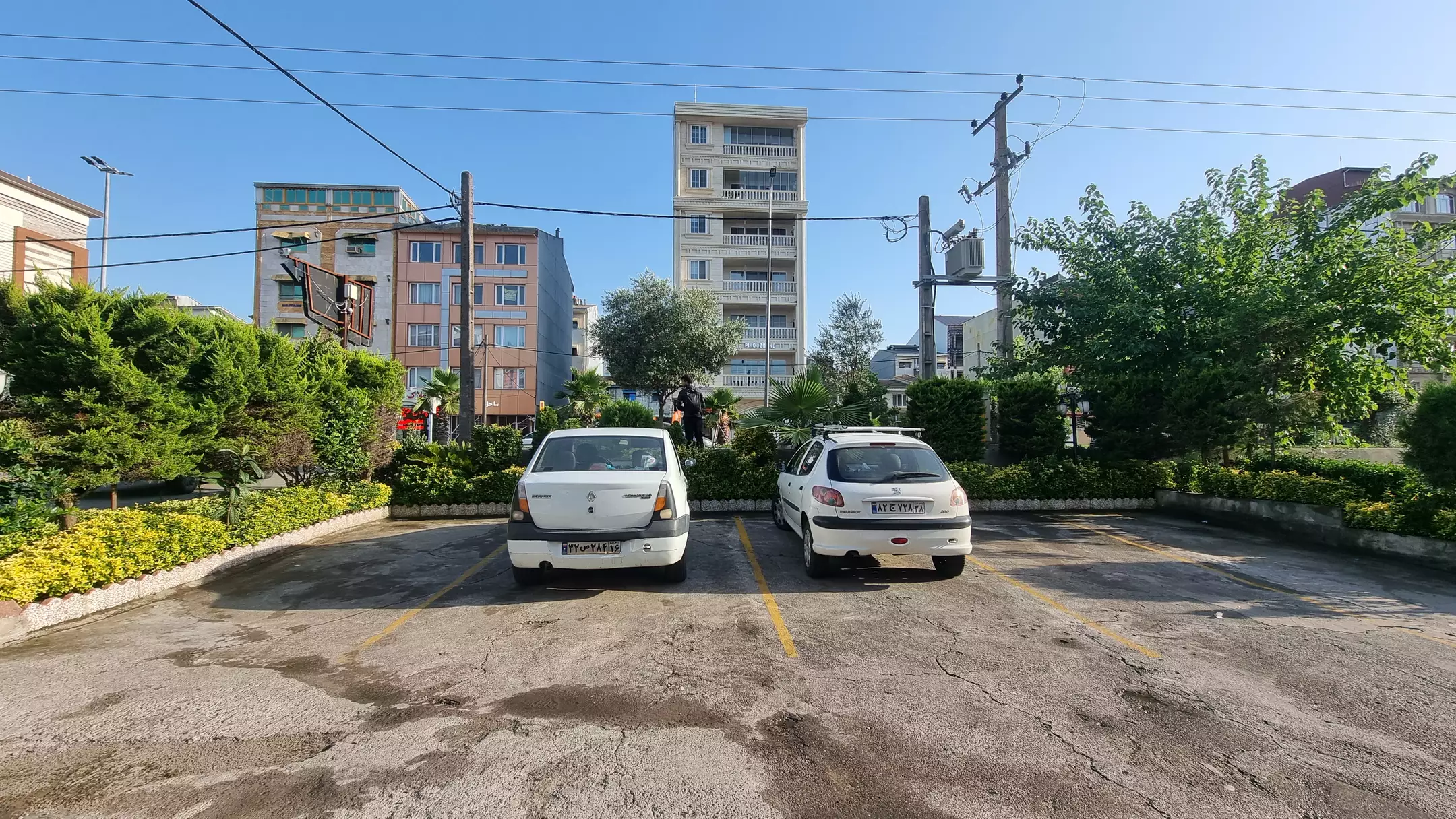 پارکینگ روباز هتل دنیز با دو خودرو