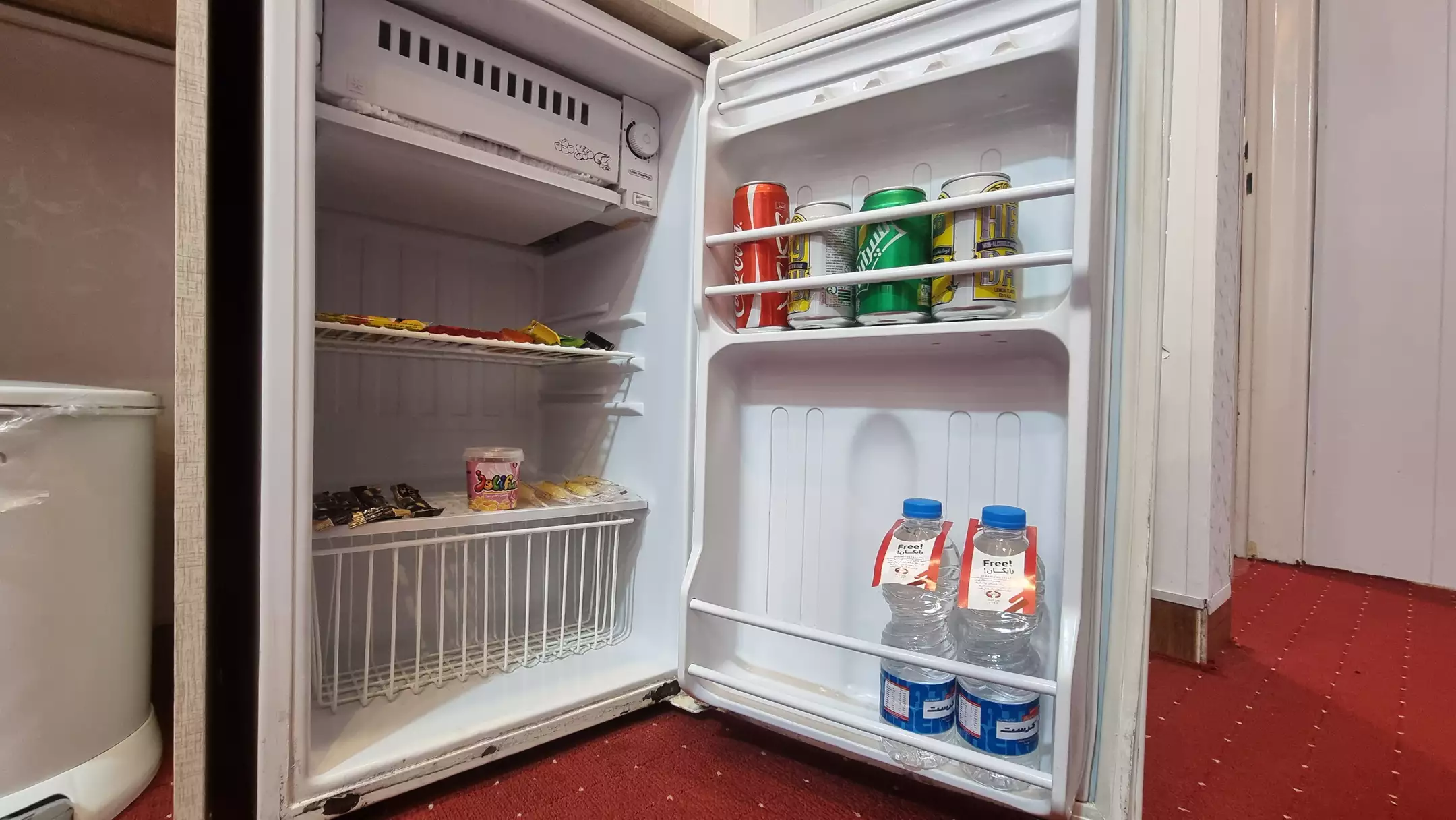یخچال هتل دنیز با نوشیدنی و خوراکی