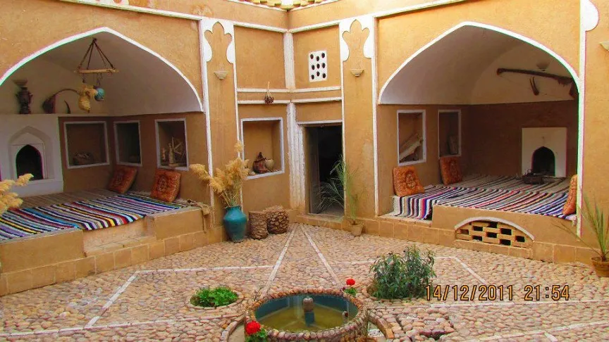 حیاط سنتی هتل کویر بالی با سکوهای فرششده