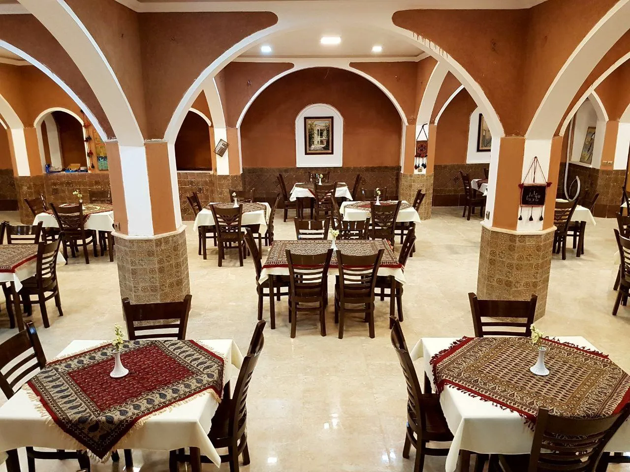 سالن غذاخوری با طاقهای هتل کویر بالی