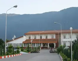 نمای بیرونی هتل جهانگردی چلندر در دامنه کوه