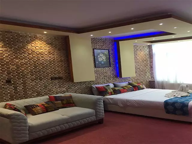 اتاق هتل جهانگردی چلندر با تخت دونفره و کاناپه