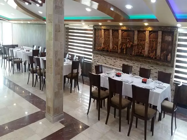 سالن غذاخوری هتل جهانگردی چلندر با میزهای چیده‌شده