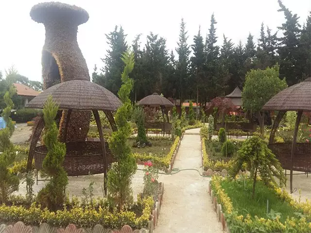باغ هتل جهانگردی چلندر با آلاچیق و مسیر پیاده‌روی