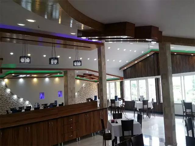 سالن غذاخوری جهانگردی چلندر با میز و صندلی