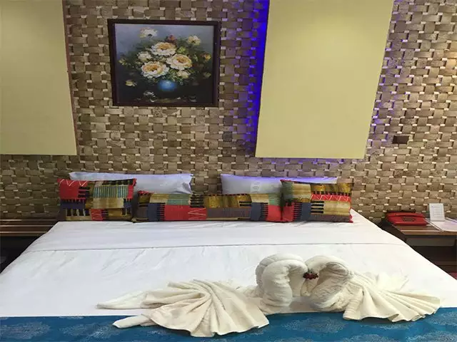 تخت دونفره جهانگردی چلندر با حوله‌های تزیینی