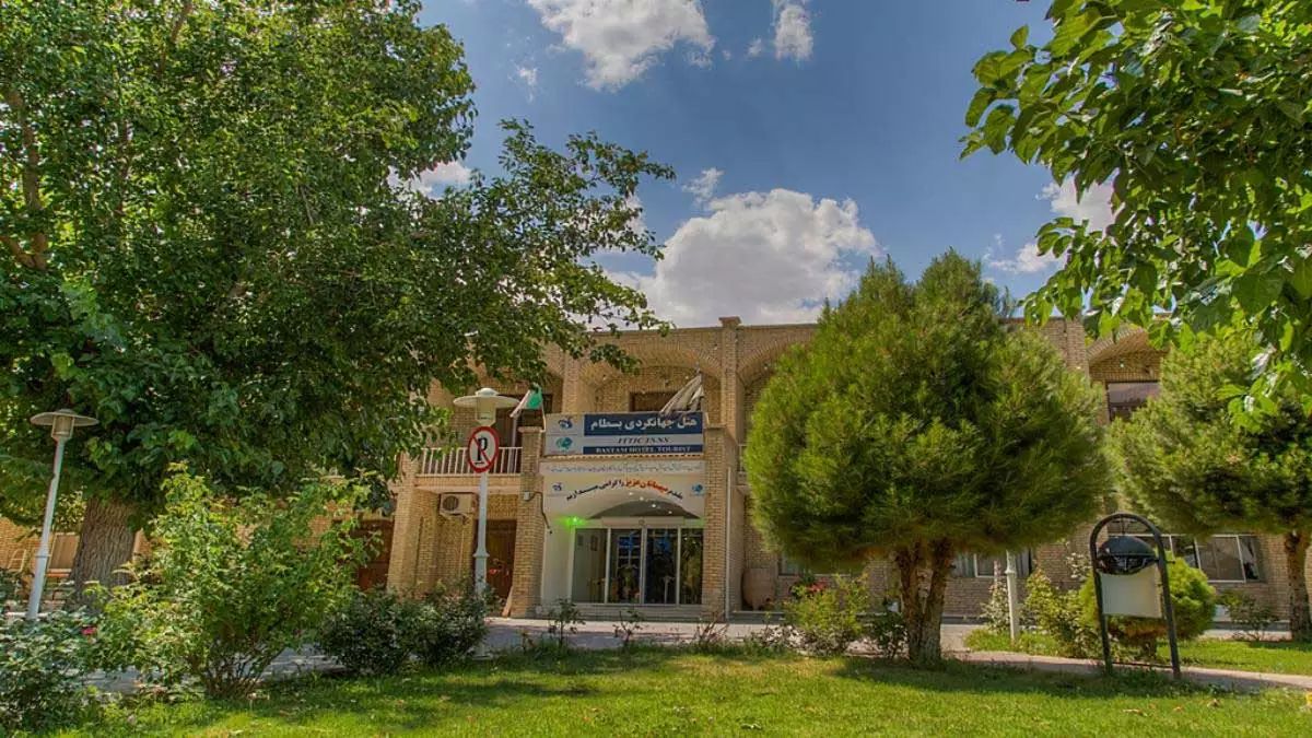 نمای ورودی هتل جهانگردی در میان فضای سبز