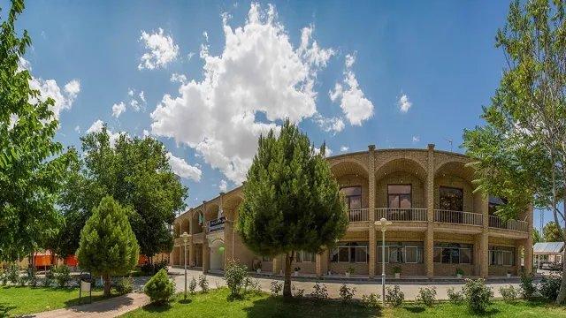 نمای بیرونی ساختمان دوطبقه جهانگردی