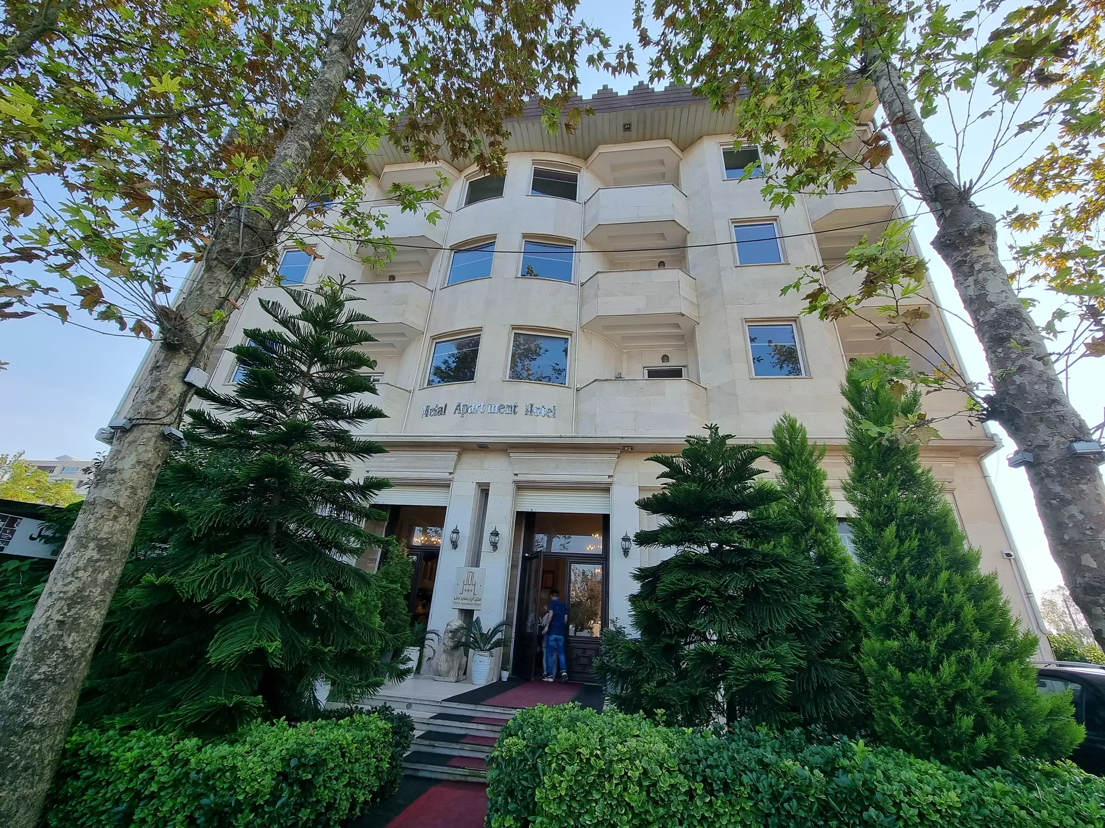 نمای بیرونی هتل ملل میان درختان