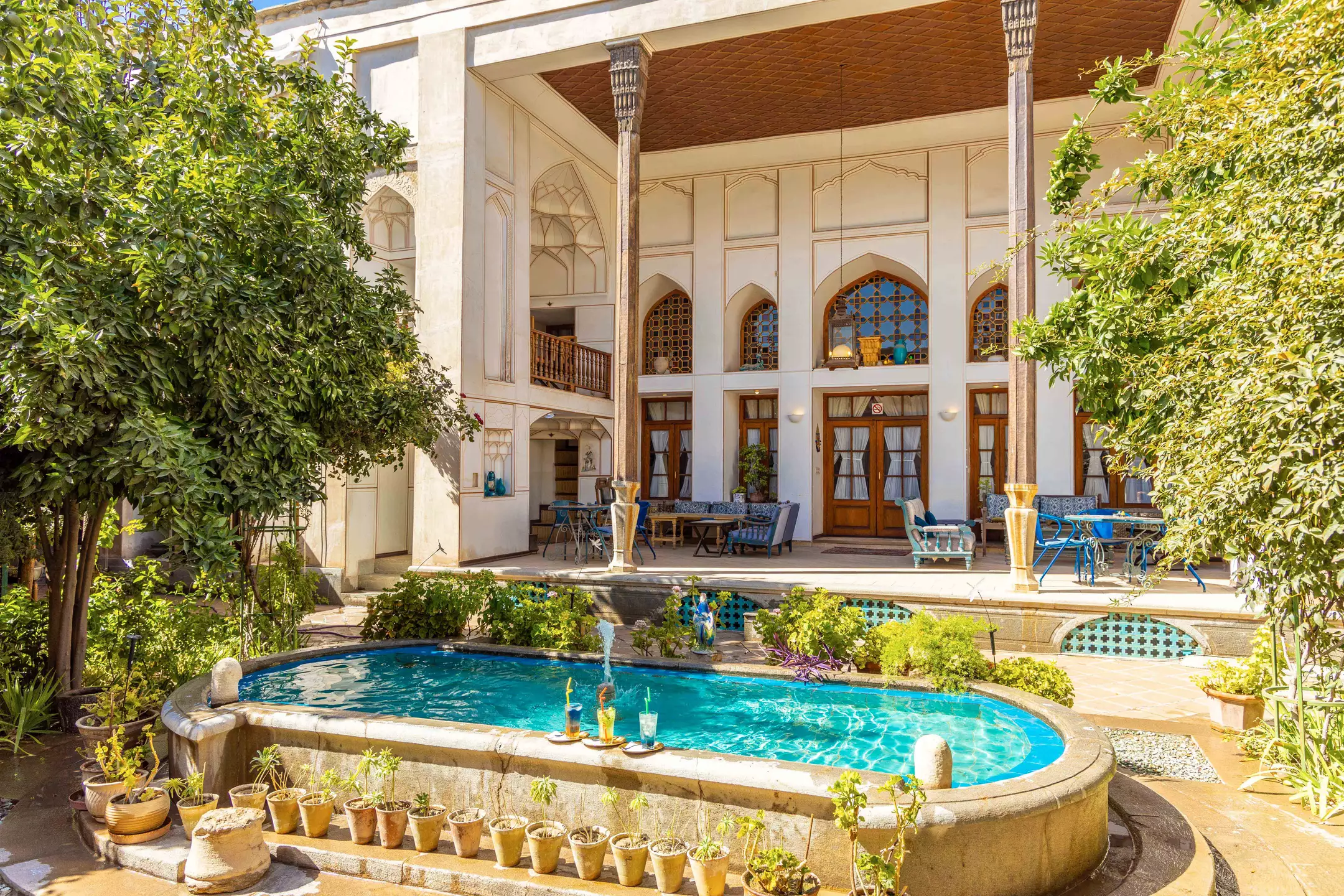 حوض آب در حیاط هتل بخردی
