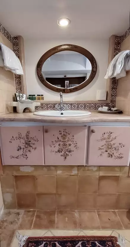 روشویی با آینه بیضی هتل بخردی