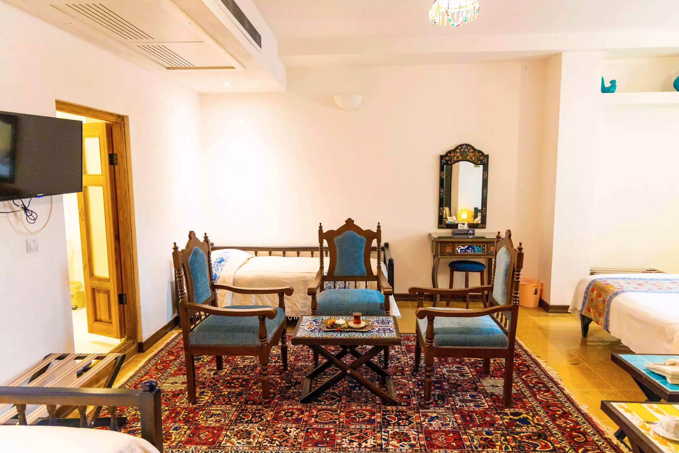 چیدمان نشیمن و تخت‌ها در اتاق اقامتگاه بخردی