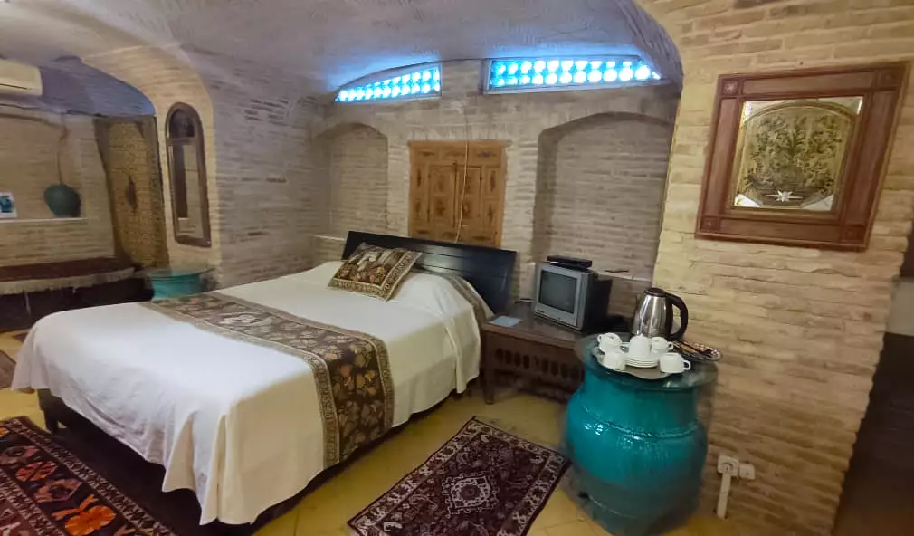 اتاق آجری اقامتگاه بخردی با تخت دونفره