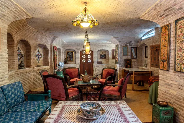 نشیمن سنتی بخردی با مبلمان و طاق‌های آجری