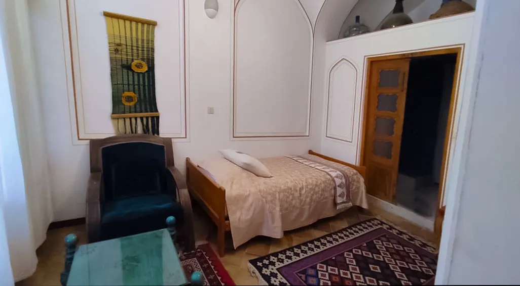 اتاق اقامتگاه بخردی با تخت و فرش ایرانی
