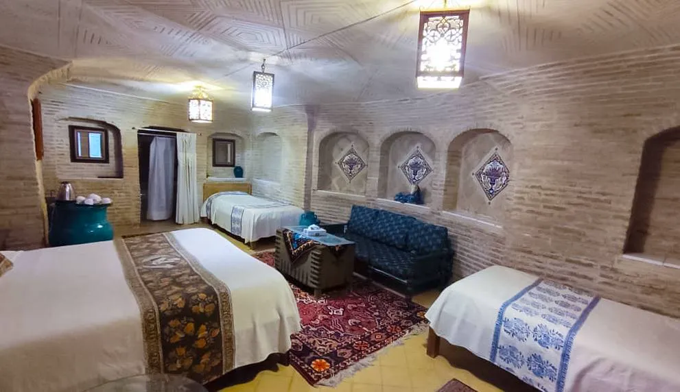 اتاق سنتی بخردی با تخت‌های متعدد و طاق‌های آجری