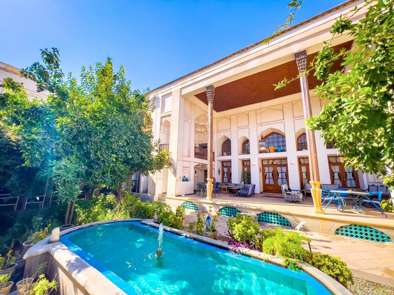 حیاط هتل بخردی با حوض و نمای ایوان