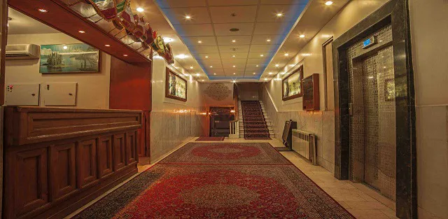 راهروی ورودی هتل ساسان با فرش قرمز
