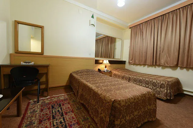 اتاق دوتخته هتل ساسان با فرش ایرانی