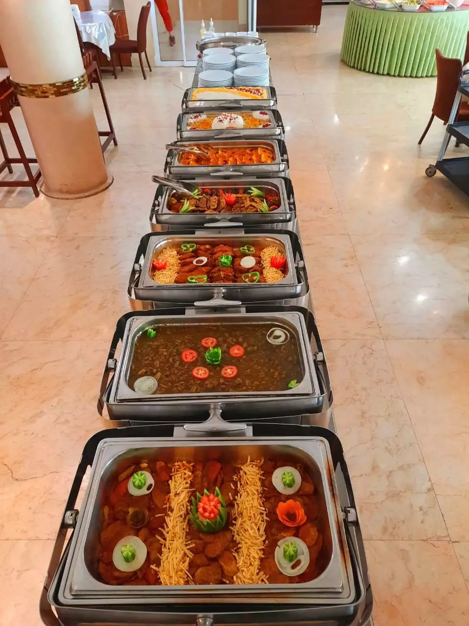 چیدمان بوفه غذا در هتل کوثر