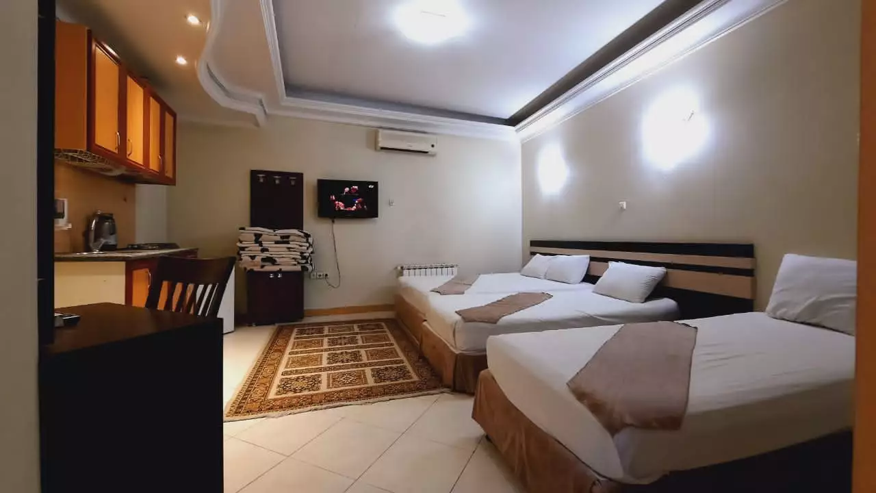اتاق هتل هامون با سه تخت و آشپزخانه