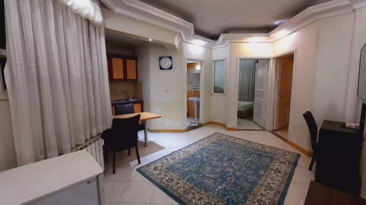 فضای نشیمن هتل هامون با فرش آبی