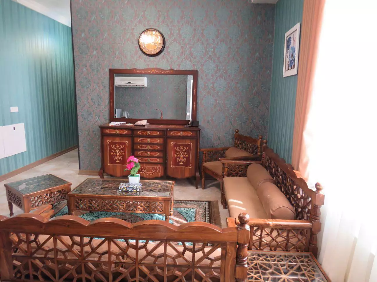 چیدمان سنتی نشیمن هتل کوروش