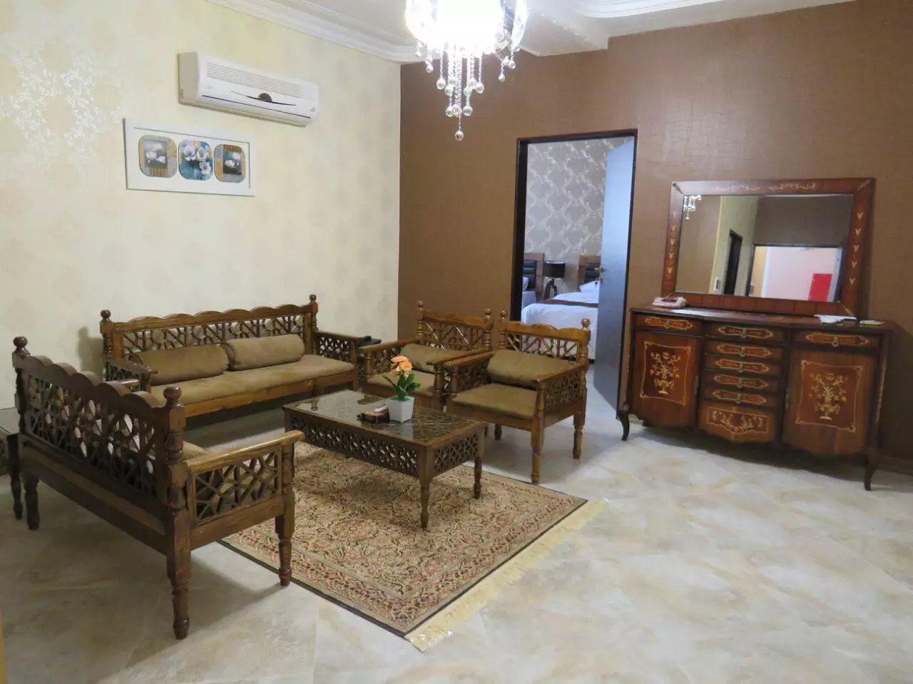نشیمن هتل کوروش با مبل و میز چوبی