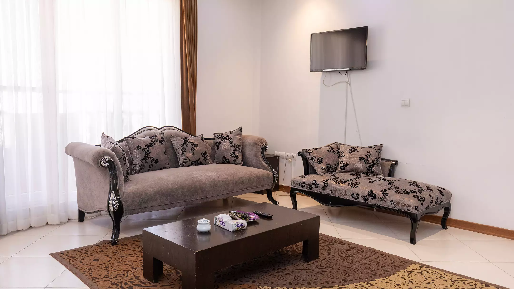 مبلمان نشیمن هتل پدرام با میز چوبی