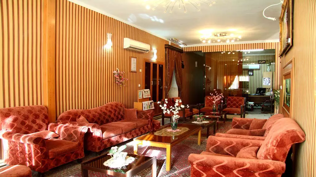 مبلمان قرمز در سالن نشیمن هتل جهانگردی
