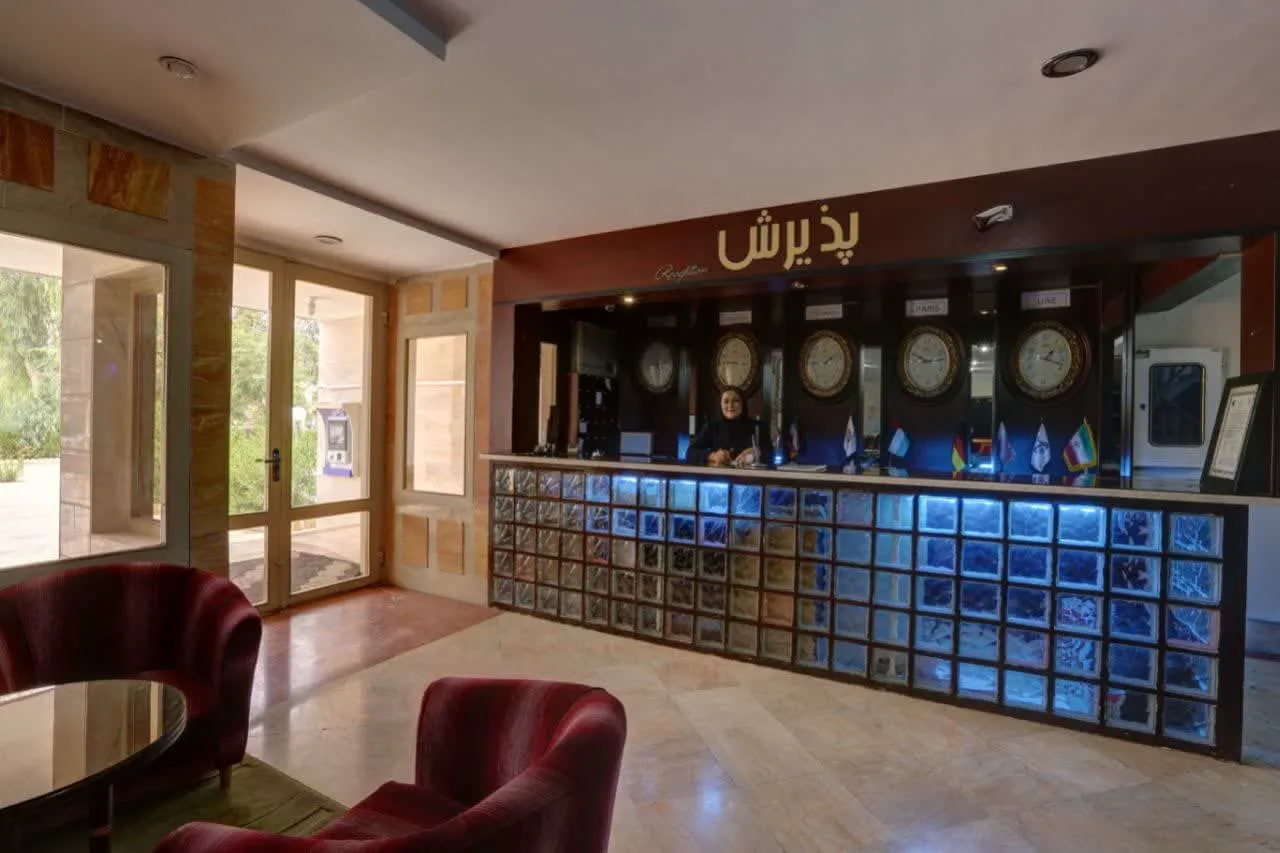 هتل جهانگردی لار