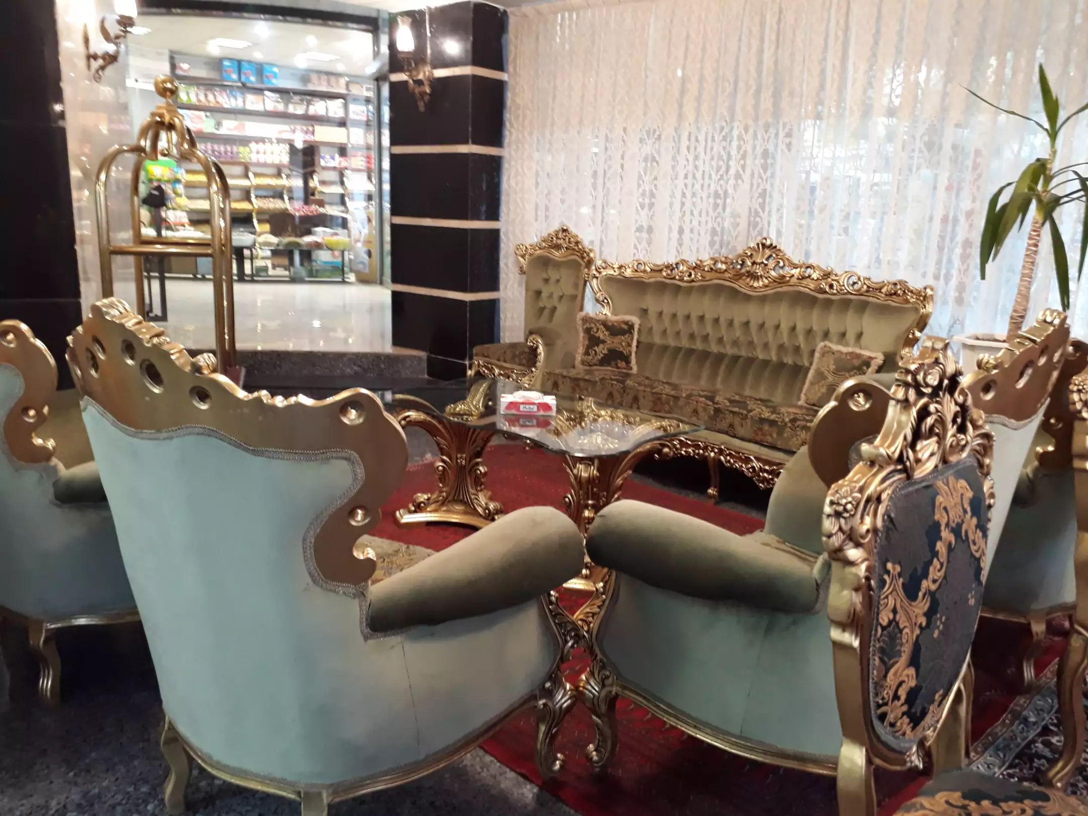 مبلمان سلطنتی و میز پذیرایی در لابی هتل شارستان