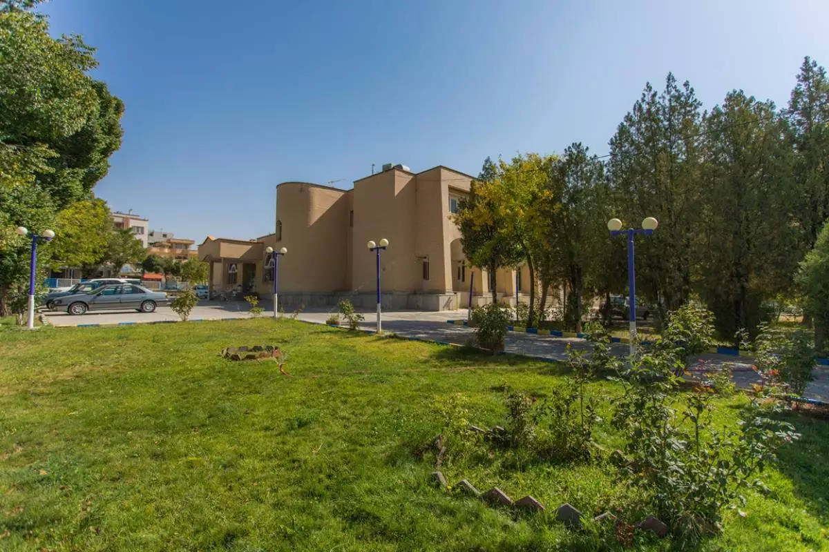 نمای هتل جهانگردی میان فضای سبز