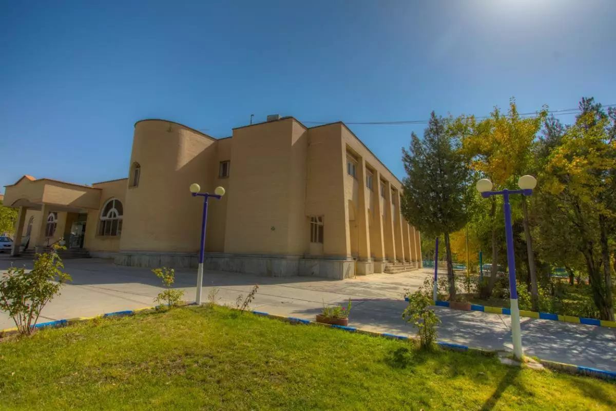 نمای بیرونی هتل جهانگردی در محوطه سبز