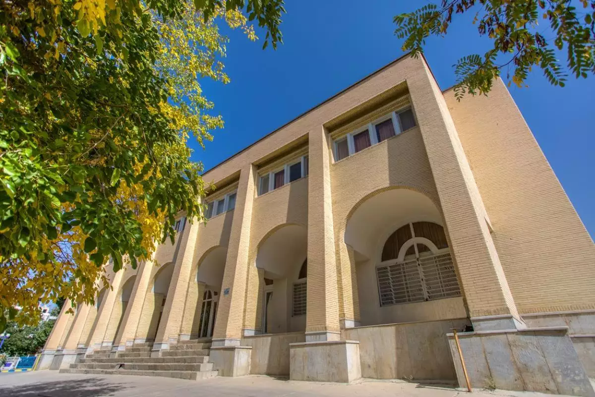 نمای ورودی قوس‌دار هتل جهانگردی