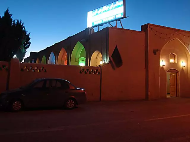 نمای ورودی هتل جهانگردی در شب