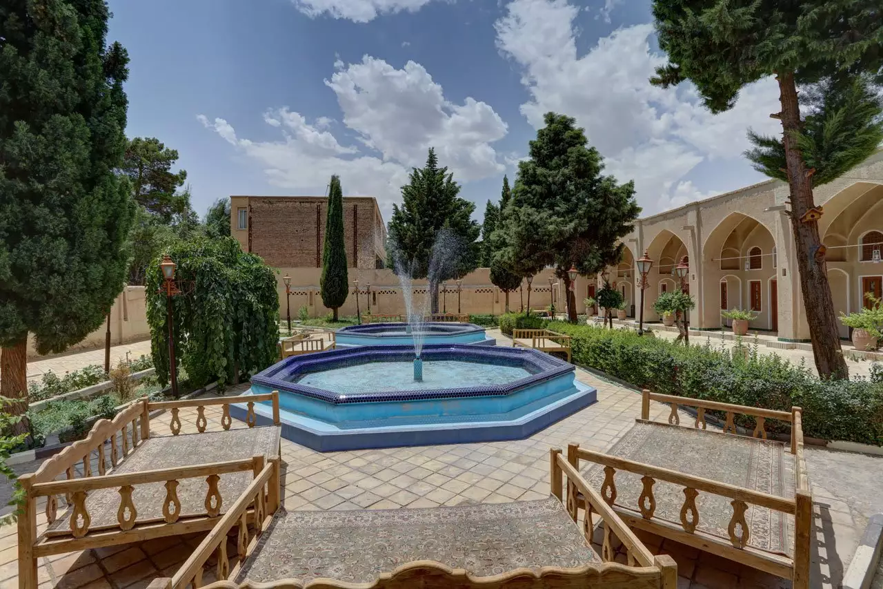 حوض فوارهدار در محوطه هتل جهانگردی