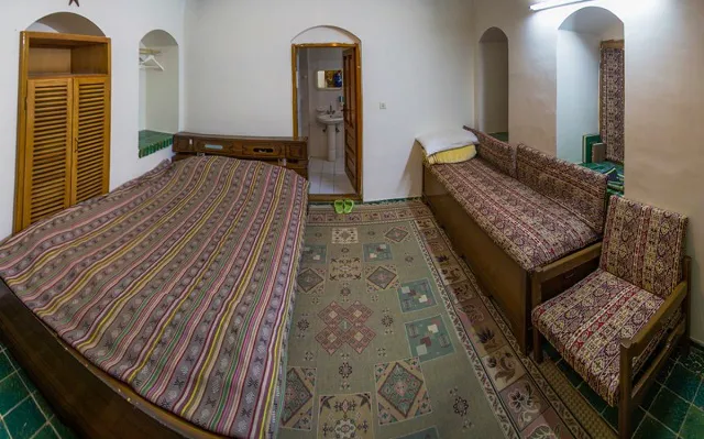 اتاق با تخت و مبلمان سنتی هتل جهانگردی