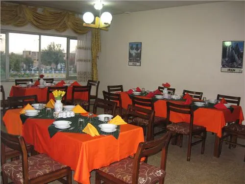 چیدمان میزهای رستوران هتل جهانگردی