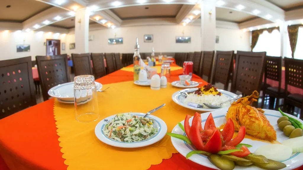 میز غذای چیده‌شده در رستوران هتل جهانگردی
