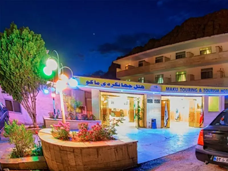 ورودی روشن هتل جهانگردی ماکو در شب