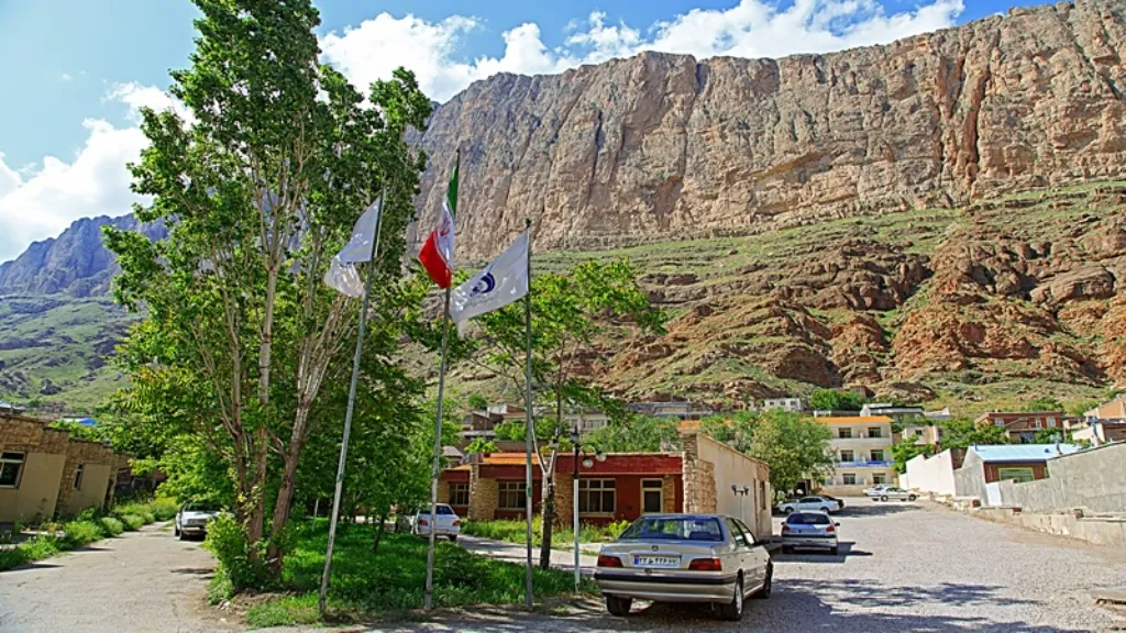 محوطه هتل جهانگردی در دامنه کوه