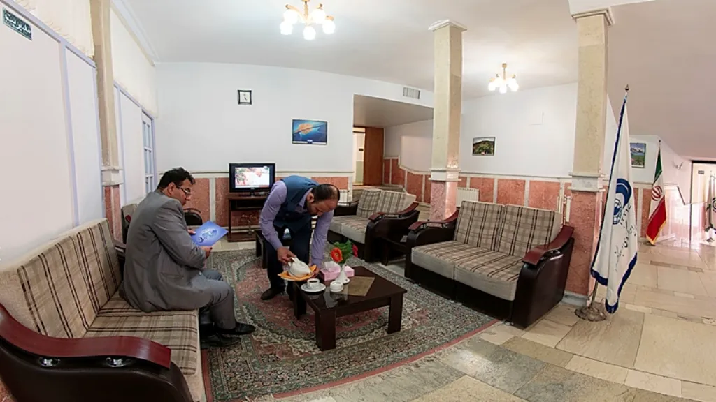 سالن نشیمن هتل جهانگردی با مبلمان