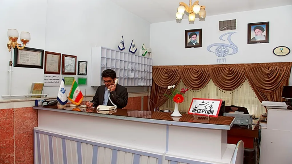 پذیرش هتل جهانگردی با پیشخوان