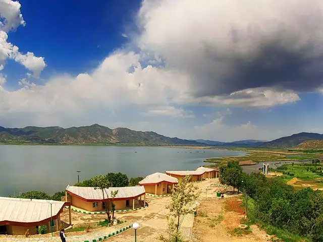 کلبه‌های هتل جهانگردی در کنار دریاچه و کوهستان