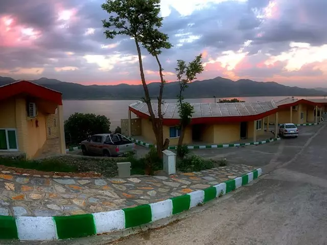 کلبه‌های اقامتی کنار دریاچه و کوهستان هتل جهانگردی