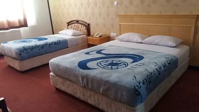 اتاق جهانگردی غار علیصدر با دو تخت