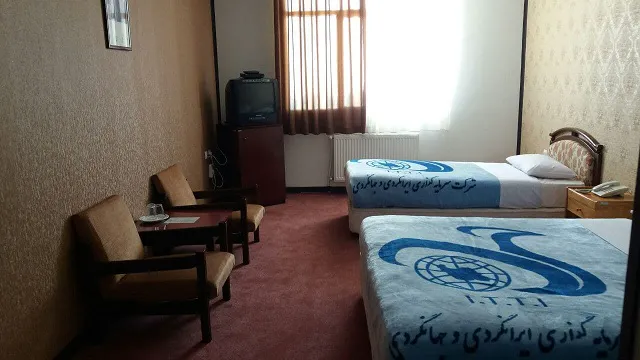 اتاق دو تخته هتل جهانگردی غار علیصدر با تلویزیون