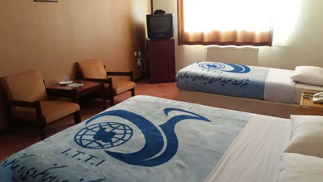 دو تخت در اتاق هتل جهانگردی غار علیصدر